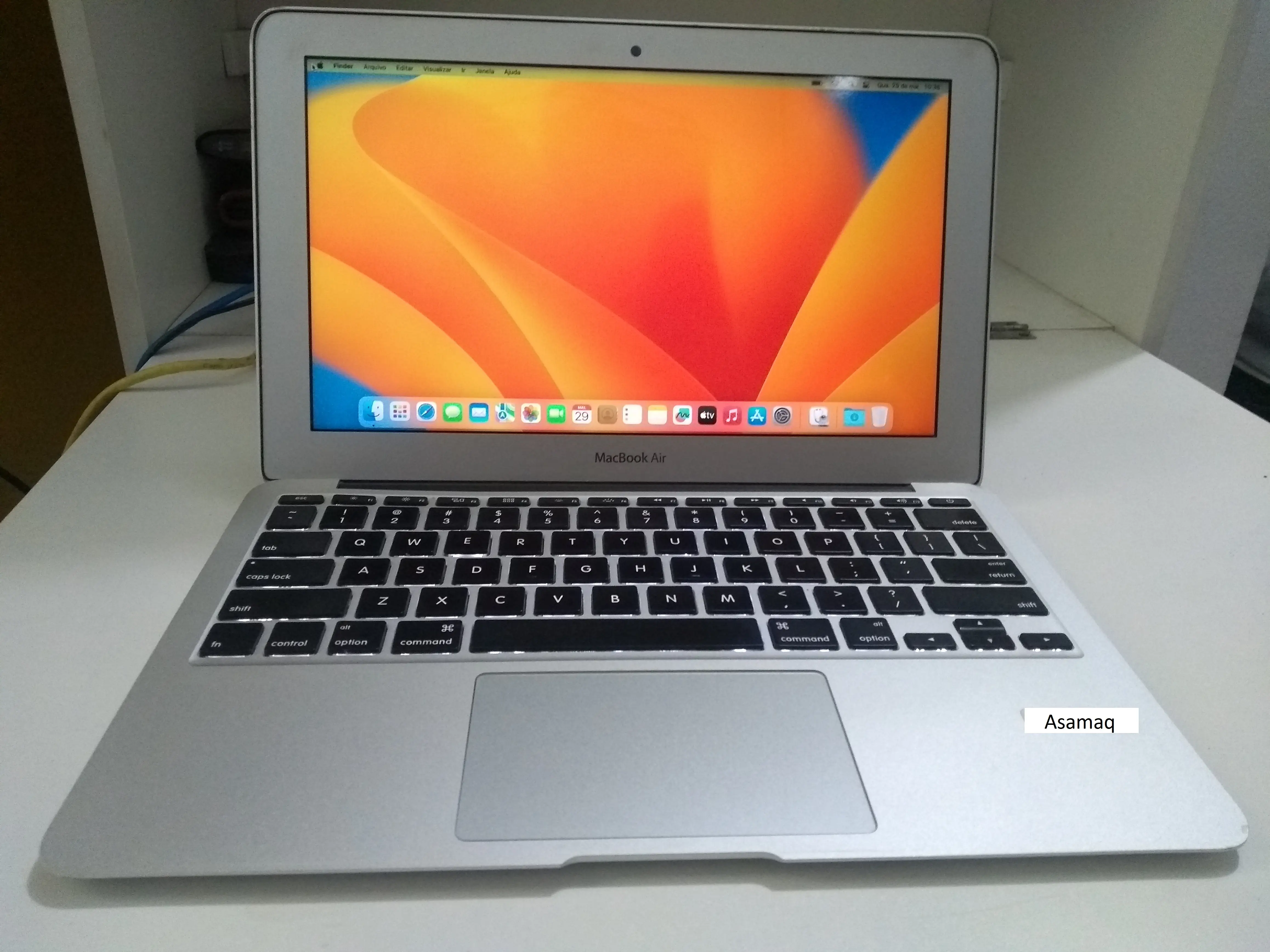 Imagens do notebook MacBok Air 2013, frente e traseira